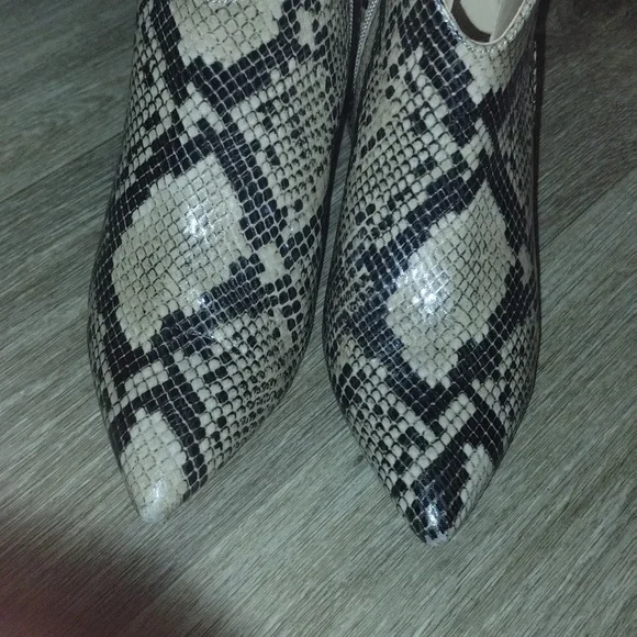 New Marc Fisher Beige & Black Croc Embossed Ankle Boots 7.5 - Picture 3 of 7